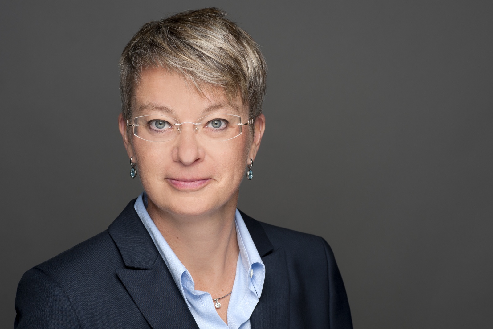 Portrait von Ulrike Bertrand, der Inhaberin der Moving Supplies GmbH